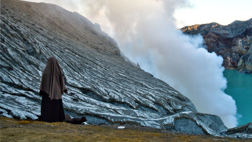 Une touriste au pied du volcan