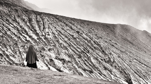 Touriste au pied du volcan